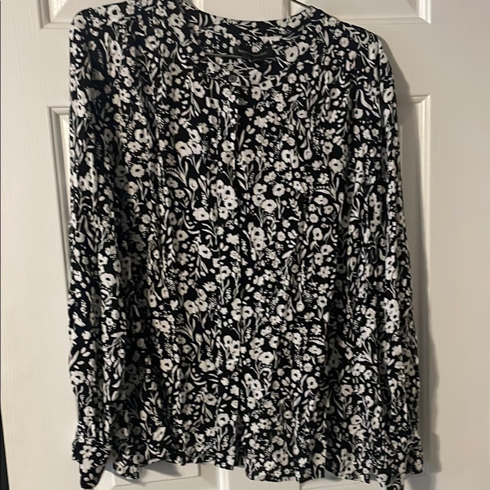 Banana Republic black and white button front blouse